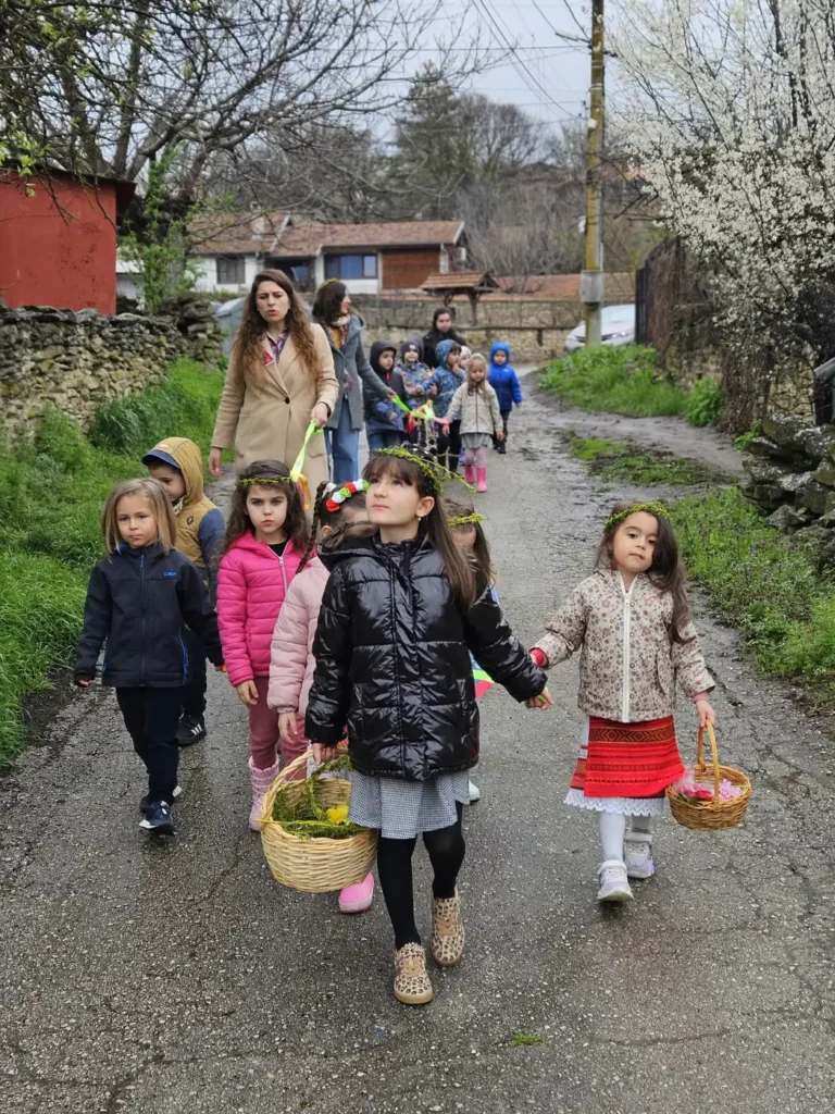 Група деца на разходка и игра на открито